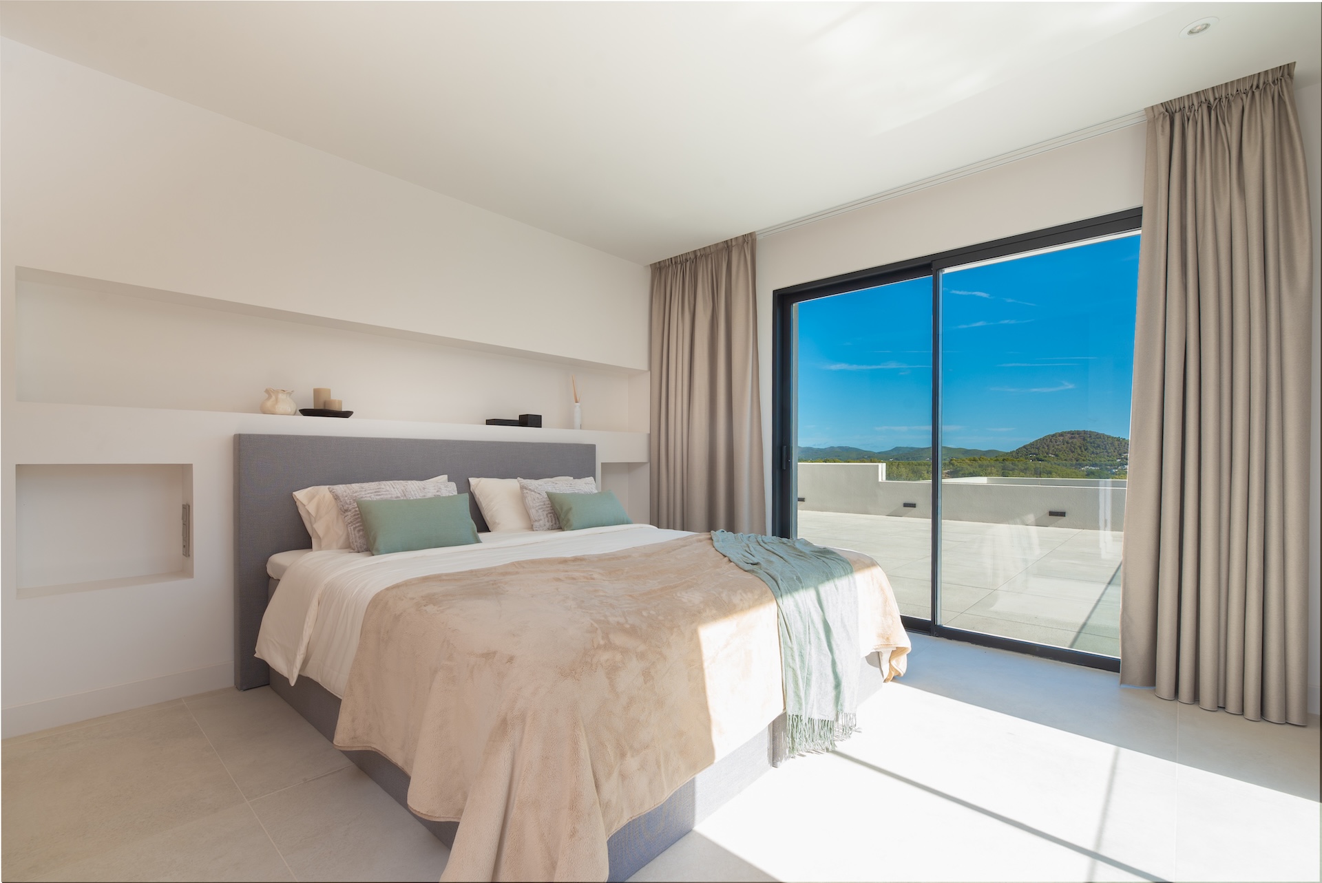 Resa Estates Ibiza villa te koop modern 1.bedroom 2.jpg